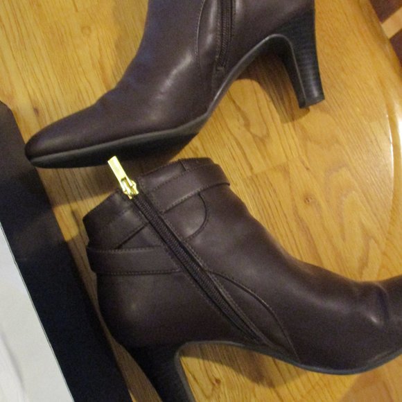 Chaps Dark Brown Size 9.5B - only worn a few times - Picture 5 of 8